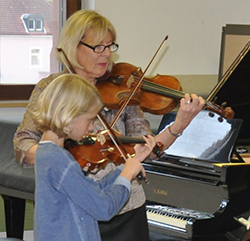 Das gemeinsame Musizieren der Geigenschüler mit Ilse Fiegenbaum-Zink ist ein wesentlicher Teil des Unterrichts