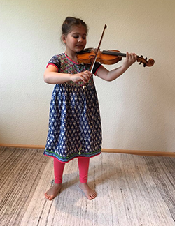 Ein tolle Geigenhaltung der Schülerin von Ilse Fiegenbaum-Zink.